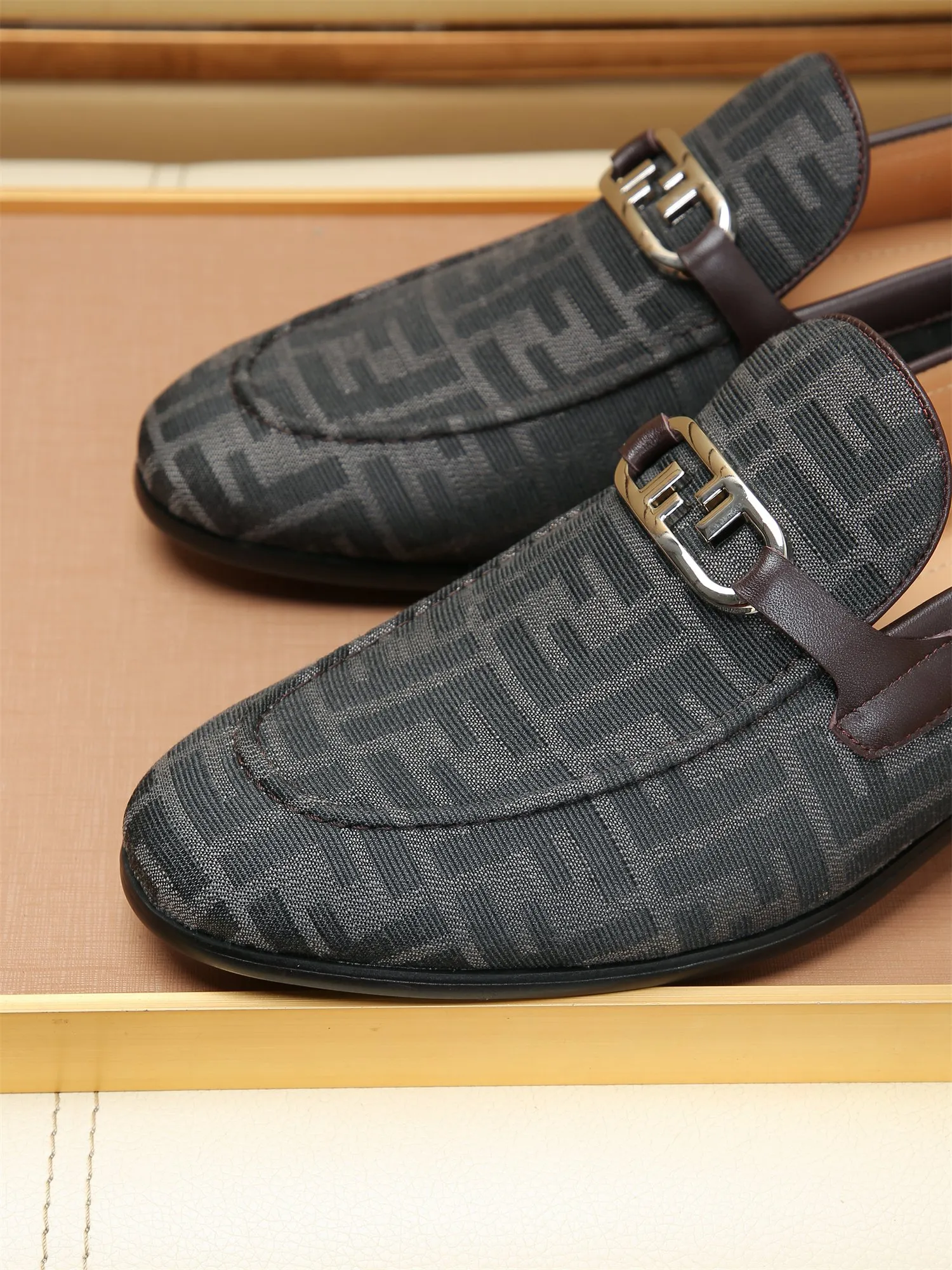 Men's shoes💰460 🕷🕷【FENDI】The latest men's formal leather shoes🇨🇳Classic series not to be missed💯The first layer is made of imported first-layer cowhide☘Original quality, the leather is smooth and delicate🎋Awesome version, perfect streamlined outline🍇Cowhide lining, size 38-44 (customized at 45.46)...